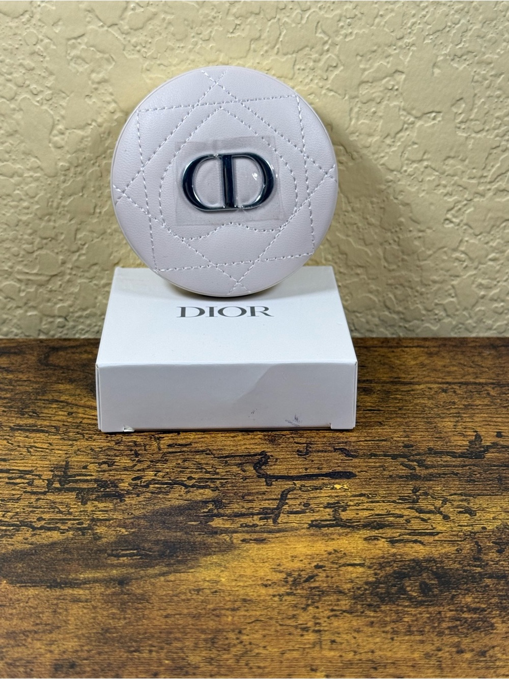 Dior beauty Round Quilted Compact double mirror in Pale beige CD